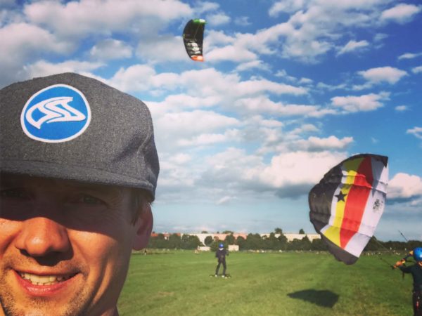 Kitekurs in Berlin – Nach 2Std schon auf dem Landboard / Kite course in Berlin – After 2 hours already on the landboard 