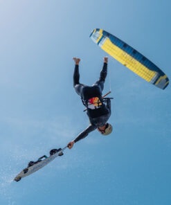 Hoher Big Air Sprung mit dem Flysurfer Sonic 5 Kite