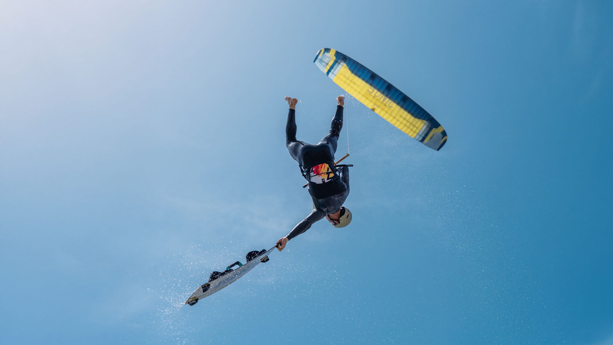 Hoher Big Air Sprung mit dem Flysurfer Sonic 5 Kite